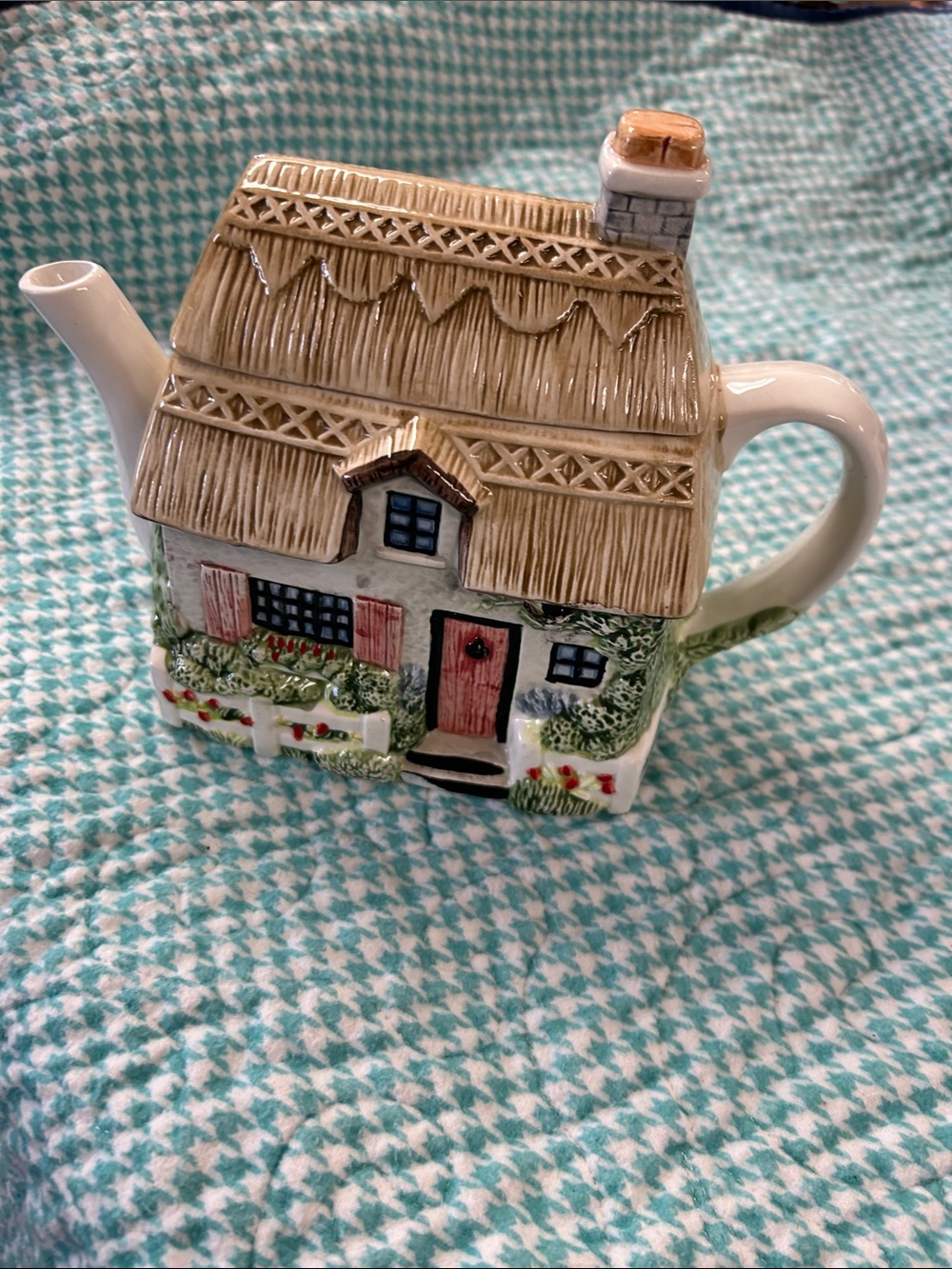 Ceramic Cottage Teapot in Beige and White - Decorative Home Kitchen Teapot
